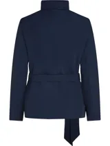 Campera Tommy Hilfiger azul marino con cuello alto blanco, cierre frontal con cremallera, mangas largas y cinturón ancho de tela del mismo tejido para ajustar en la cintura.