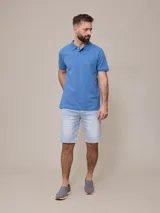 Remera polo color beige, de piqué de algodón, con cuello clásico y tapeta de dos botones.