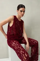 Pantalón de encaje floral color borgoña, de corte ancho y con transparencias.