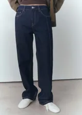 Pantalón de jean azul oscuro, de corte recto, con tiro medio y cinco bolsillos.