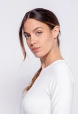 Top de manga larga color rojo con cuello básico y espalda descubierta, diseño ajustado.