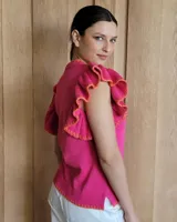 Musculosa blanca de punto con cuello redondo y mangas con volados.