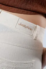 Pantalón palazzo color beige con bordados calados en forma de paisley en los laterales.