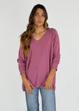 Sweater lila de punto con escote en V y mangas largas.