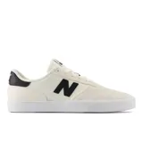Zapatillas bajas color blanco con detalles en negro, diseño ligero ideal para uso diario.