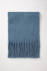 Bufanda ancha en color azul, con flecos en los bordes.