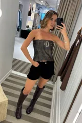 Short de jean color crudo, de corte holgado y tiro bajo, con tajos laterales y terminación desflecada.