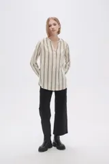 Blusa de viscosa a rayas verticales color beige y gris, con cuello mao y cierre parcial con botones.
