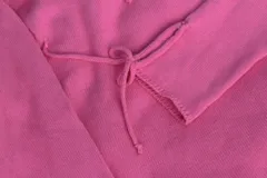 Sweater tejido artesanalmente en hilo 100% algodón color beige, de corte amplio, con capucha y detalles ajustables en mangas y laterales.