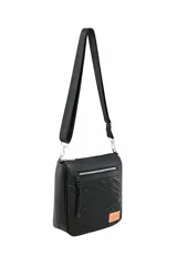 Bandolera color suela con correa larga negra regulable y desmontable. Presenta un bolsillo frontal con cierre y diseño de líneas en relieve.