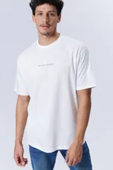 Remera oversize de manga corta, color verde militar, con estampado gráfico en el frente.
