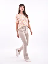 Remera blanca con estampado de ojos y pestañas en negro.