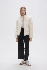 Campera puffer negra con cuello mao y cierre frontal con cremallera.