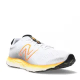 Championes de running New Balance modelo Course 520, color blanco con detalles en negro y naranja.