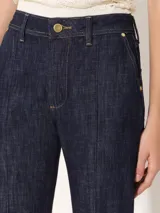 Jeans Luca Tailored de silueta oxford y tiro medio, confeccionado en denim irregular sin lycra. La botamanga viene terminada con doblez.