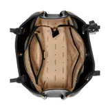 Cartera tote Guess Meridian chica color negro con doble asa de mano y dije colgante con logo de la marca.