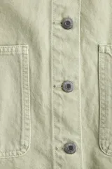 Sobrecamisa verde claro de sarga de algodón con cuello, botones adelante y canesú adelante y atrás. Modelo de hombros caídos con puños abotonados, bolsillos parche adelante y bajo levemente redondeado.