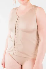 Chaleco corrector de postura color beige, con bandas cruzadas en la espalda y ganchos reforzados en el frente.