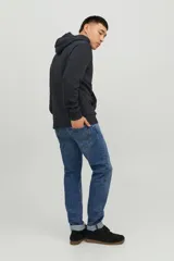 Canguro negro de manga larga con capucha, fit regular y bolsillo canguro, con estampado suave.