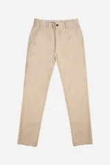 Pantalón chino color beige, corte slim, con bolsillos laterales y traseros.