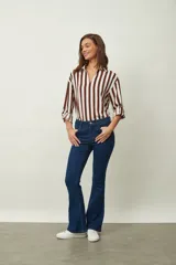 Jean de mujer color negro, tiro medio, corte Oxford (ligeramente acampanado desde la rodilla).