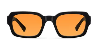 Lentes de sol con diseño cuadrado y atemporal, con lentes de nylon color naranja y montura negra.