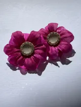 Aros de tela con forma de flor roja y centro de resina con strass.