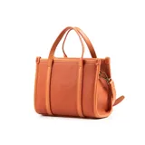 Cartera tote rectangular color naranja de cuero sintético graneado, con doble asa corta y correa larga regulable. Tiene cierre superior, dos bolsillos internos abiertos y uno con cierre.