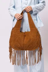 Bolso marrón de gamuza con flecos y doble asa de hombro.