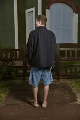 Sobrecamisa azul marino de manga larga con fit relajado y cuello clásico. Cierre con botones y bolsillos en el pecho. Confeccionada en tejido canvas de sarga.