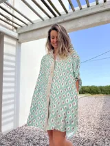 Camisero con estampado de rombos color verde y beige, con cuello camisero, abotonado y mangas 3/4.