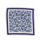 Pañuelo cuadrado de satén con estampado de arabescos en tonos terracota, blanco y marrón.