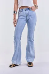 Pantalón de jean celeste de tiro medio, corte ajustado hasta la rodilla y acampanado en la parte inferior, con lycra y terminación desflecada.