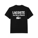 Remera negra de Lacoste con cuello redondo y manga corta. Estampado frontal con texto 'Jeu Set et Match' y logo de la marca.
