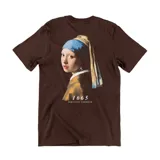 Remera marrón con estampado de la pintura La joven de la perla de Johannes Vermeer en la espalda.