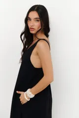 Vestido largo de tirantes color azul con estampado floral blanco en el lateral inferior.