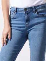 Jean skinny elastizado de tiro alto, color celeste, con pretina con pasadores, cierre y botón metálico.