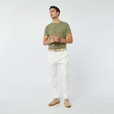 Camiseta verde oliva de seersucker con cuello redondo y mangas cortas.