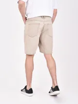 Bermuda blanca de jean de corte recto.