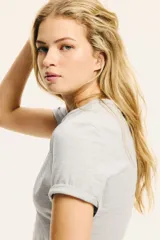 Remera gris de algodón con cuello redondo y mangas cortas.