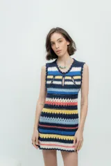 Vestido corto tejido a crochet con rayas horizontales en colores azul, amarillo, marrón, blanco y rosa. Presenta escote redondo con abertura en forma de gota y terminaciones con puntilla.