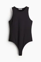 Body negro de punto elástico suave con escote redondo, breteles anchos y corte colaless.