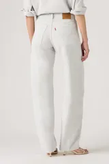 Pantalón de jean celeste claro, de corte amplio y tiro alto.