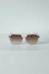 Lentes de sol con montura cuadrada negra y cristales celestes con protección UV400.