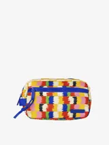 Neceser rectangular con estampado multicolor y cierre superior con cremallera azul.