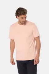 Remera celeste de manga corta con cuello redondo y bordado pequeño en el pecho. Corte clásico.