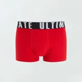 Pack de tres bóxers para hombre, uno liso color rojo, uno azul marino con estampado de porciones de pizza y otro bordó con estampado de botellas de cerveza y llamas.