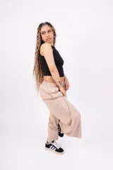 Top corto color marrón topo, de corte ajustado y breteles anchos.