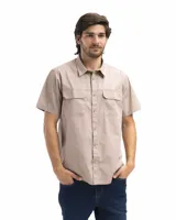 Camisa de manga corta color beige con cuello clásico, cierre frontal con botones, dos bolsillos con solapa abotonada en el pecho y corte recto. Ideal para actividades al aire libre.