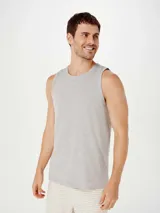 Musculosa azul de corte clásico, con cuello redondo y sisas amplias.